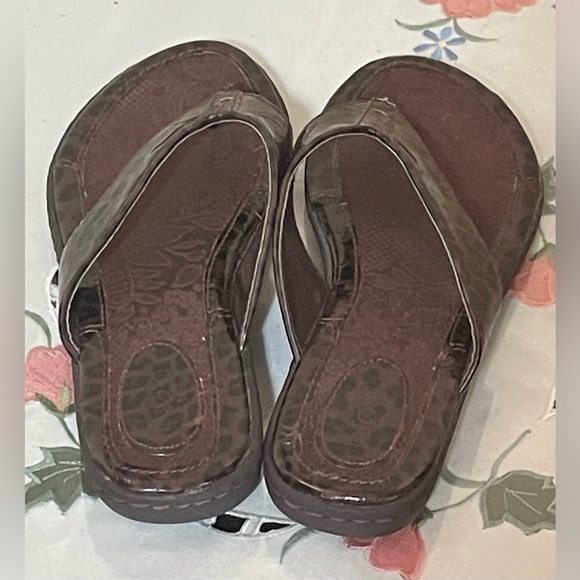 boc Brown Patent Leopard Print Thong Sandals - Picture 4 of 8